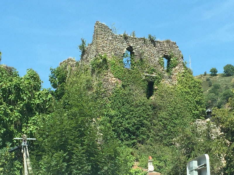 Les Ruines du château à Retourtour