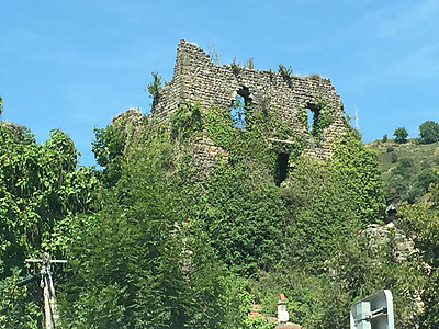Les Ruines du château à Retourtour
